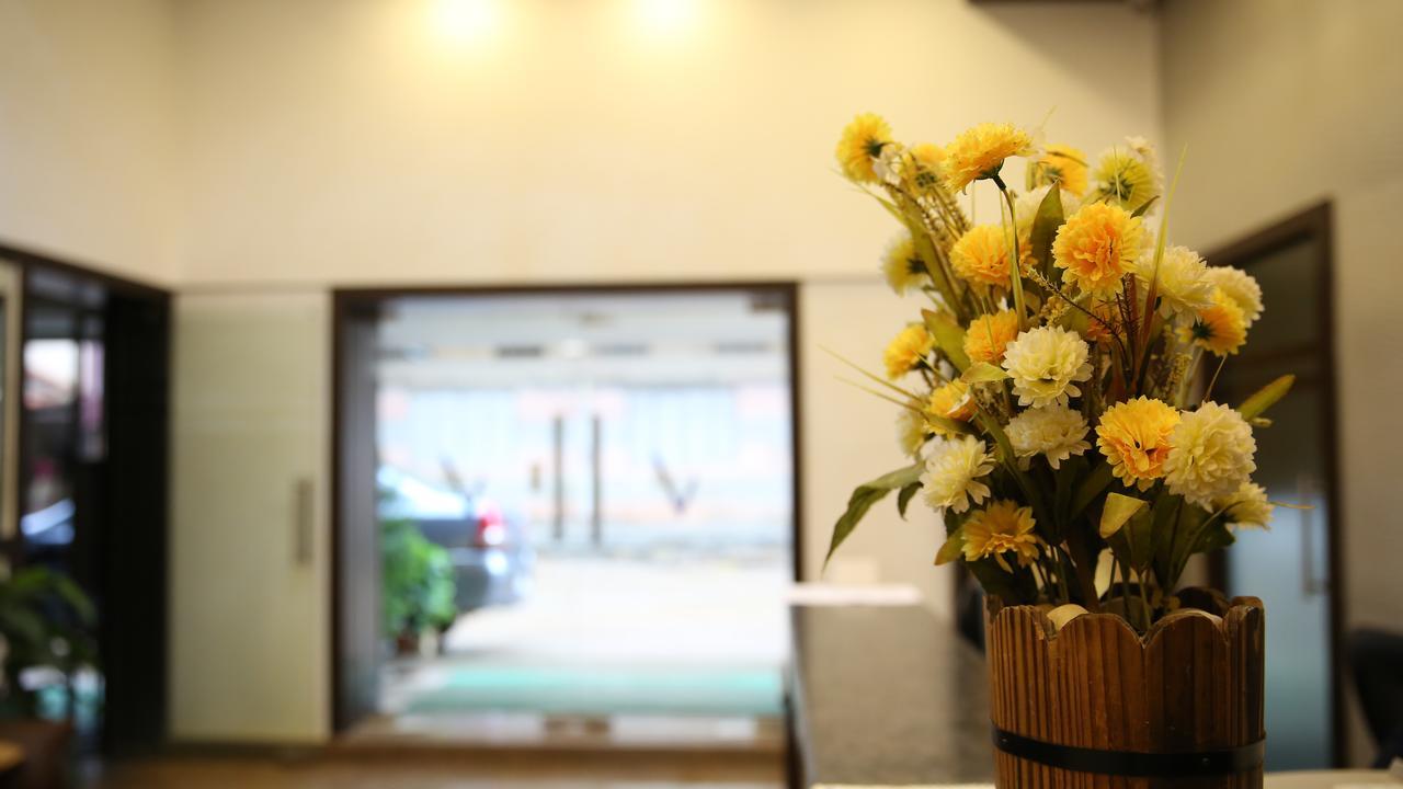 Hotel Venkat Presidency Bangalore Bagian luar foto